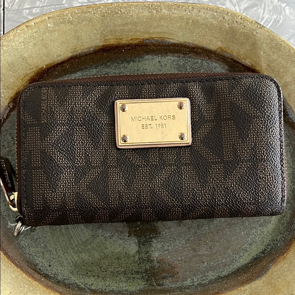 MK Michael Kors Signature Intial Wallet Jet Set Continental Brown Gold Plate
Zip